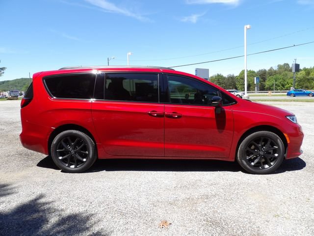 New 2026 Chrysler Pacifica Limited w/ Uconnect Theater Family Group AWD/4WD image 5