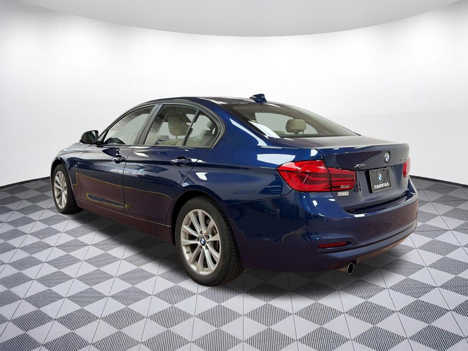 Used 2018 BMW 320i xDrive Sedan w/ Convenience Package AWD/4WD image 3