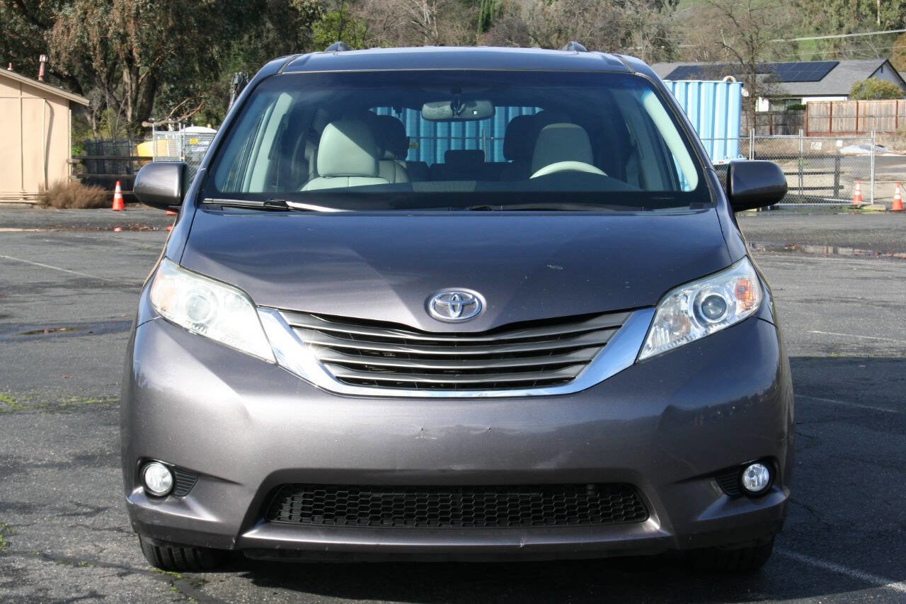 Used 2014 Toyota Sienna XLE image 3
