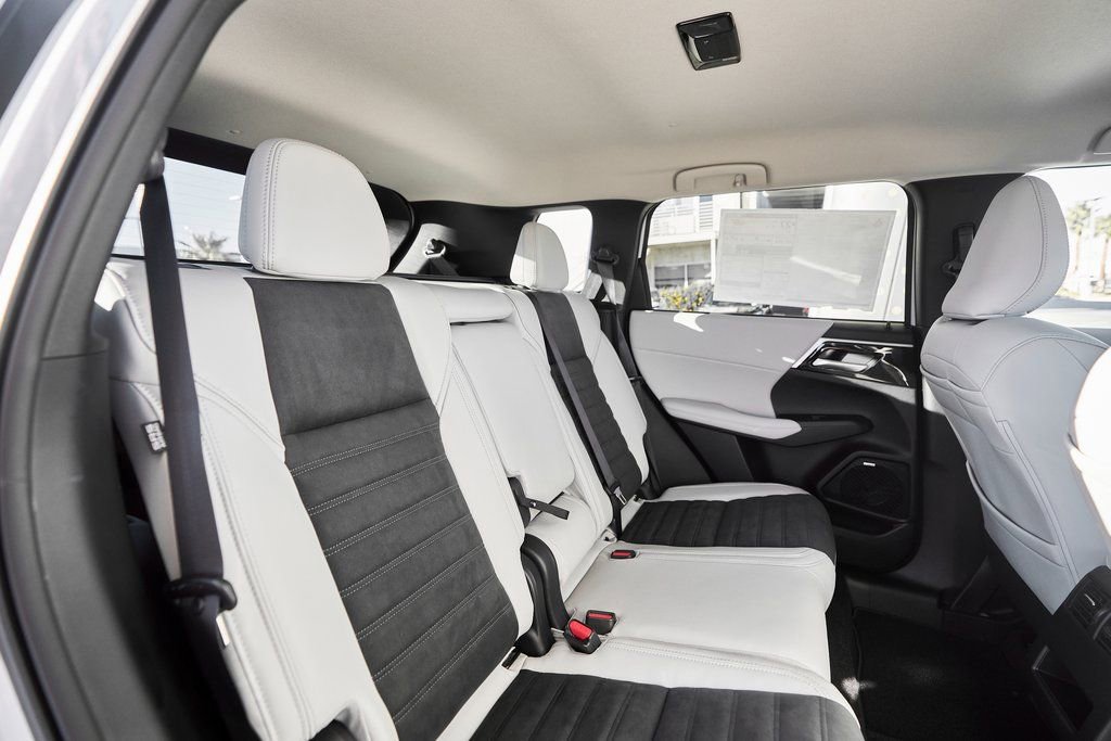 Used 2025 Mitsubishi Outlander SE FWD image 28