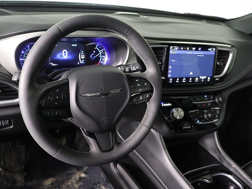 Used 2023 Chrysler Pacifica Limited w/ Uconnect Theater Family Group image 29