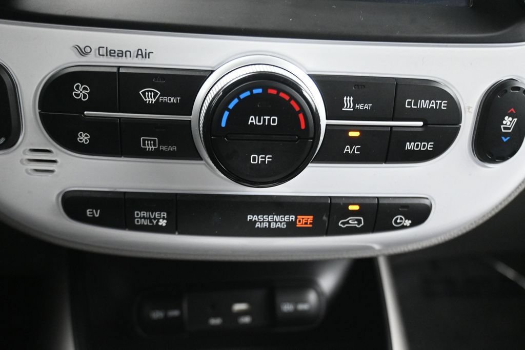 Used 2016 Kia Soul EV + FWD image 19
