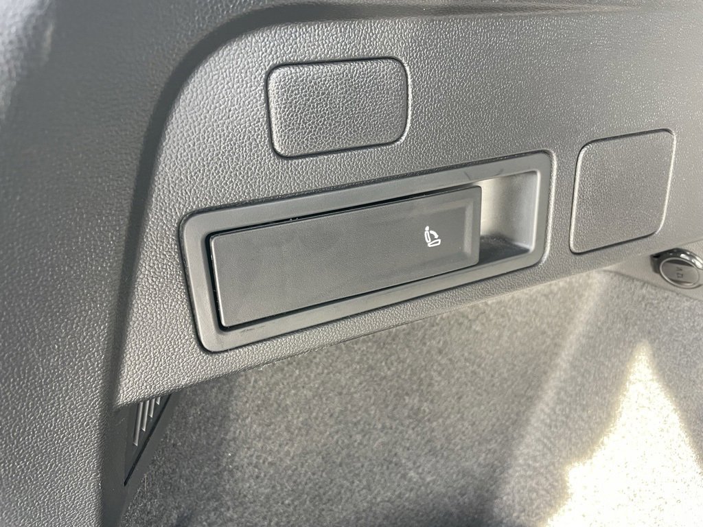 Used 2024 Volkswagen Tiguan SE image 35