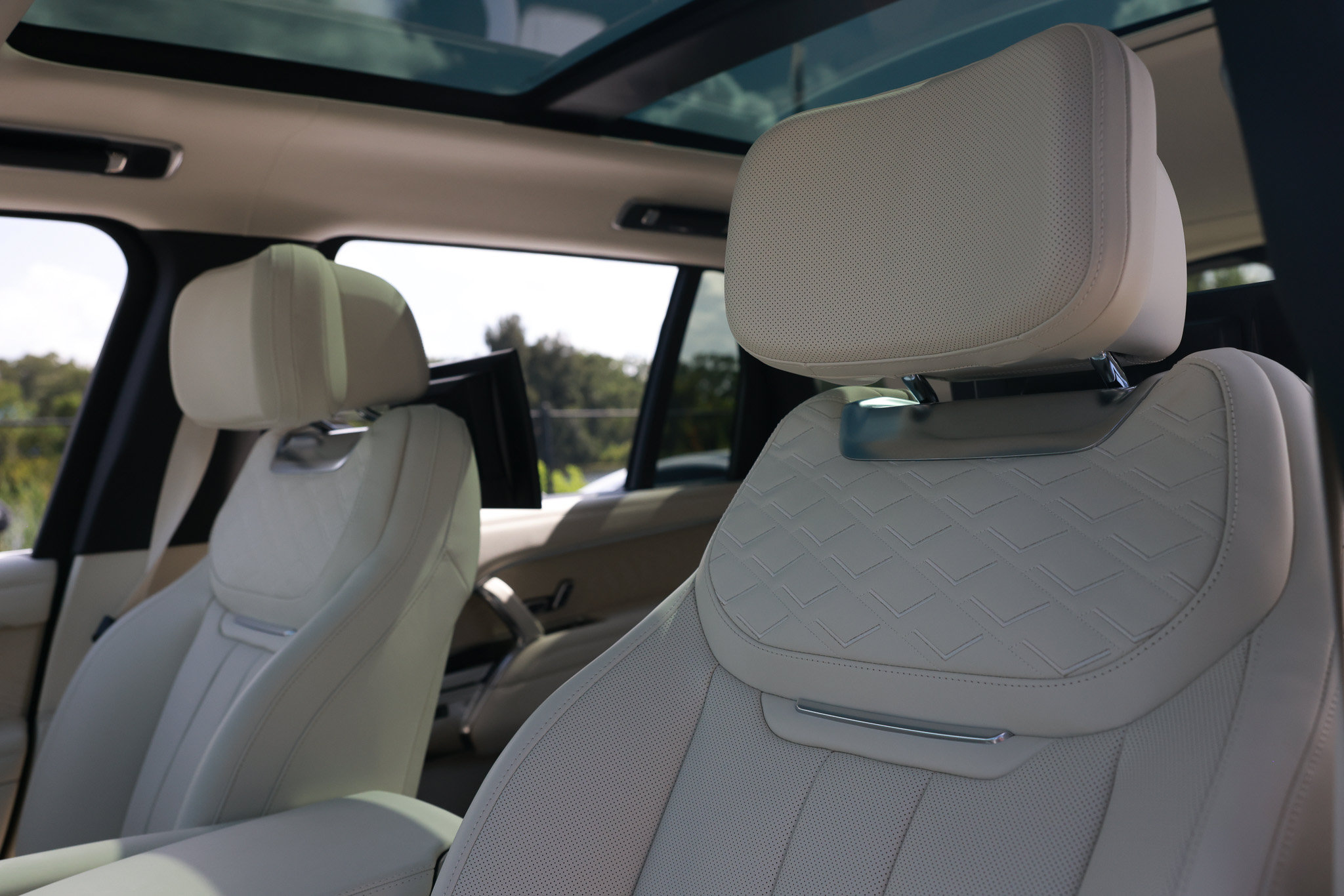 Used 2025 Land Rover Range Rover SV AWD/4WD image 17