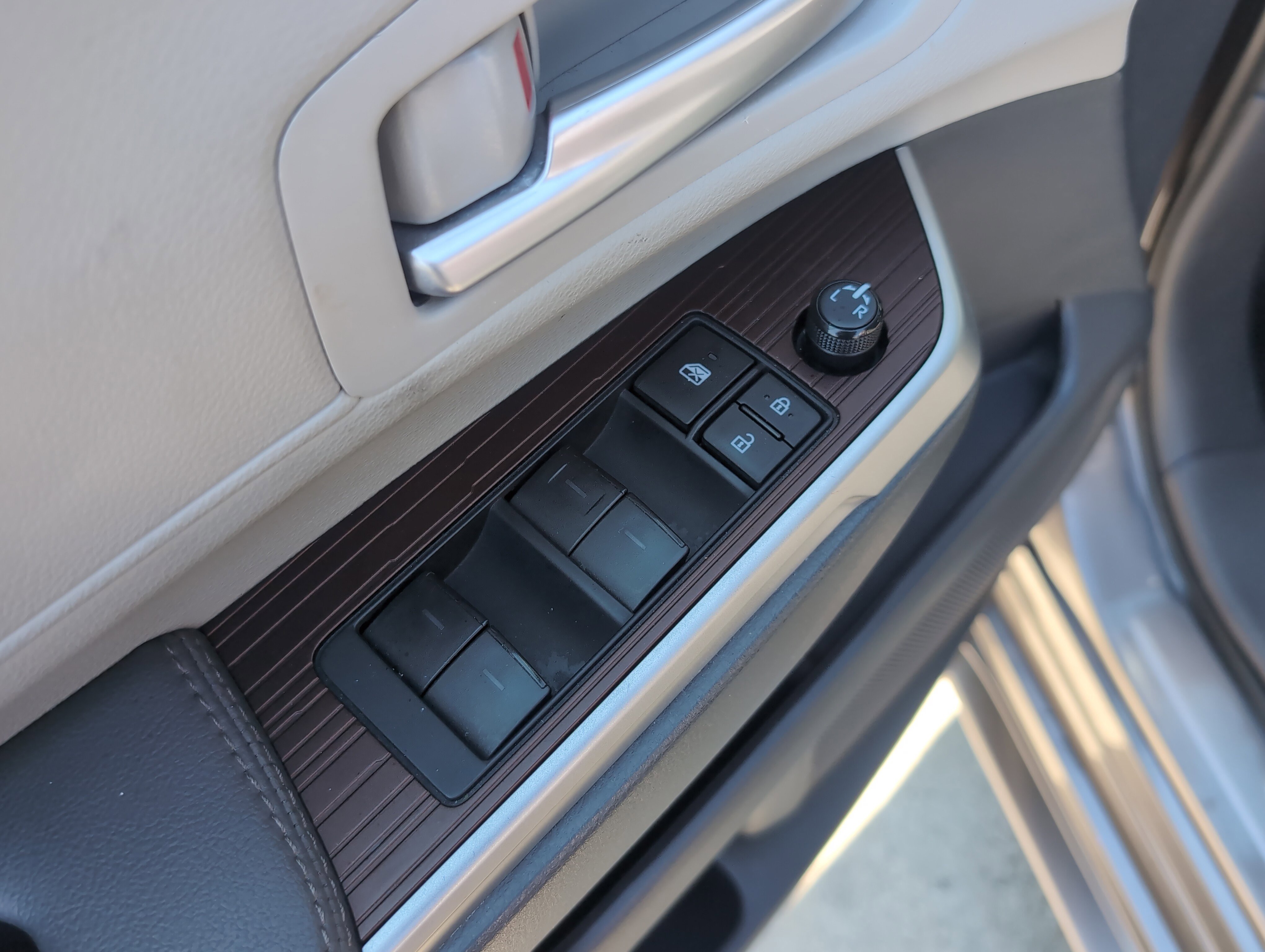 Certified 2024 Toyota Sienna XLE FWD image 15