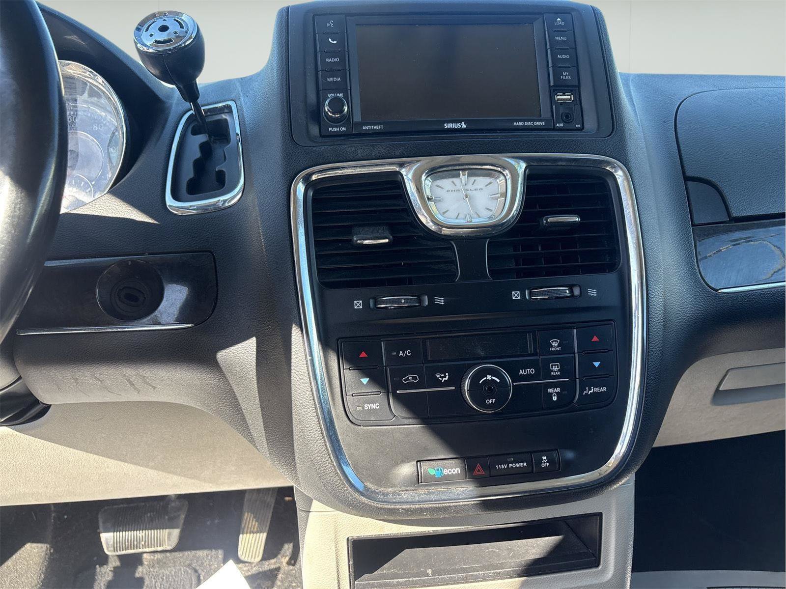 Used 2015 Chrysler Town & Country Touring FWD image 21