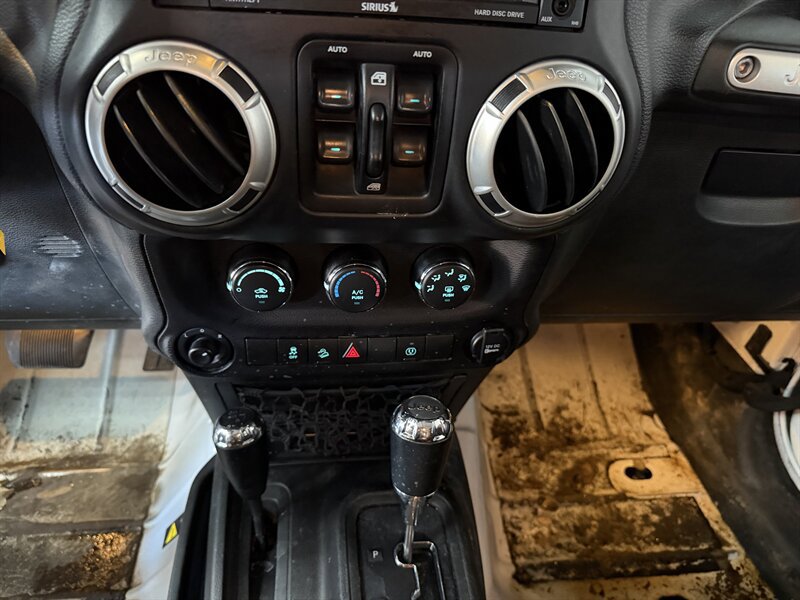 Used 2018 Jeep Wrangler Unlimited Sahara image 17