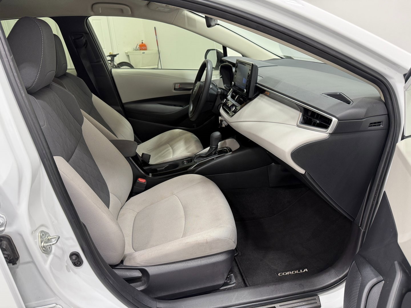 Used 2022 Toyota Corolla LE w/ Carpet Mat Package (TMS) image 31
