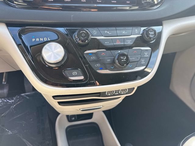 Used 2023 Chrysler Pacifica Touring-L FWD image 20