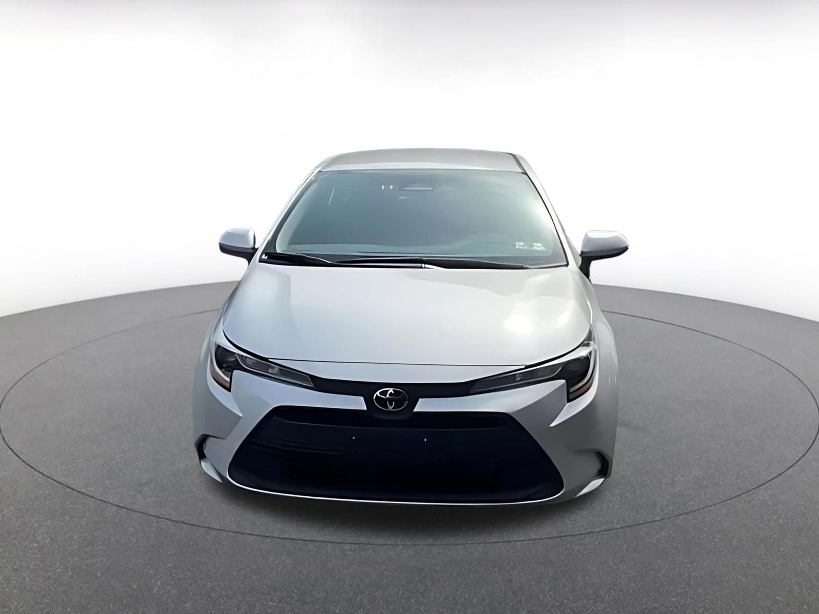 Used 2025 Toyota Corolla LE FWD image 4