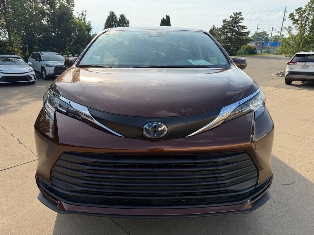 Used 2022 Toyota Sienna LE FWD image 8