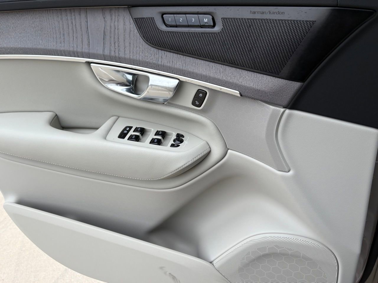 New 2026 Volvo XC90 B6 Ultra w/ Protection Package Premier AWD/4WD image 17