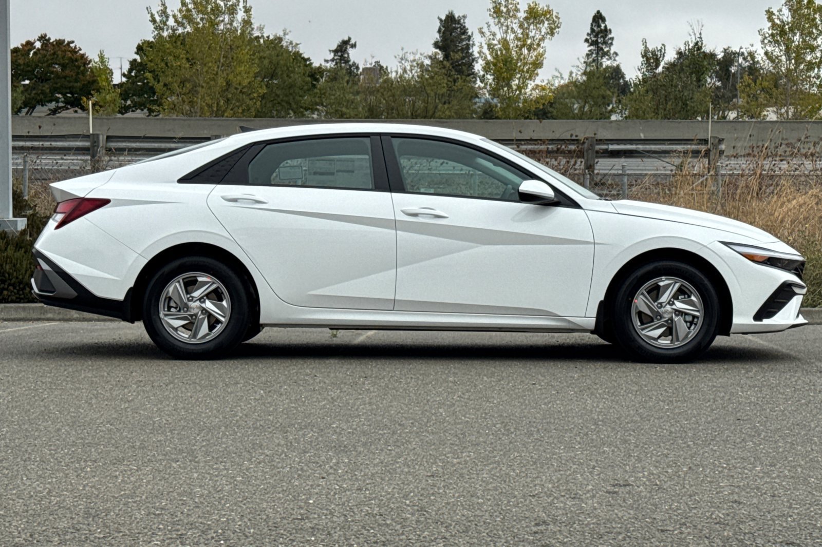 New 2026 Hyundai Elantra SE FWD image 3