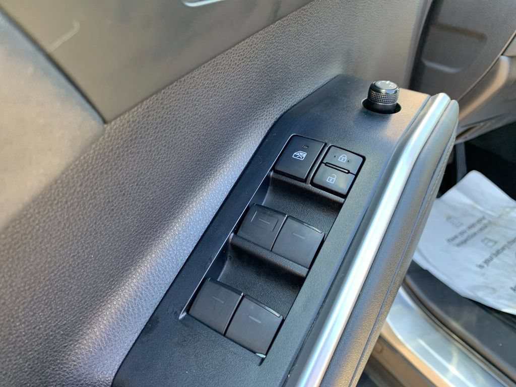 Used 2021 Toyota Highlander XLE AWD/4WD image 13