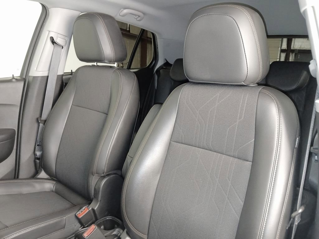 Used 2019 Chevrolet Trax LT w/ LT Convenience Package AWD/4WD image 11