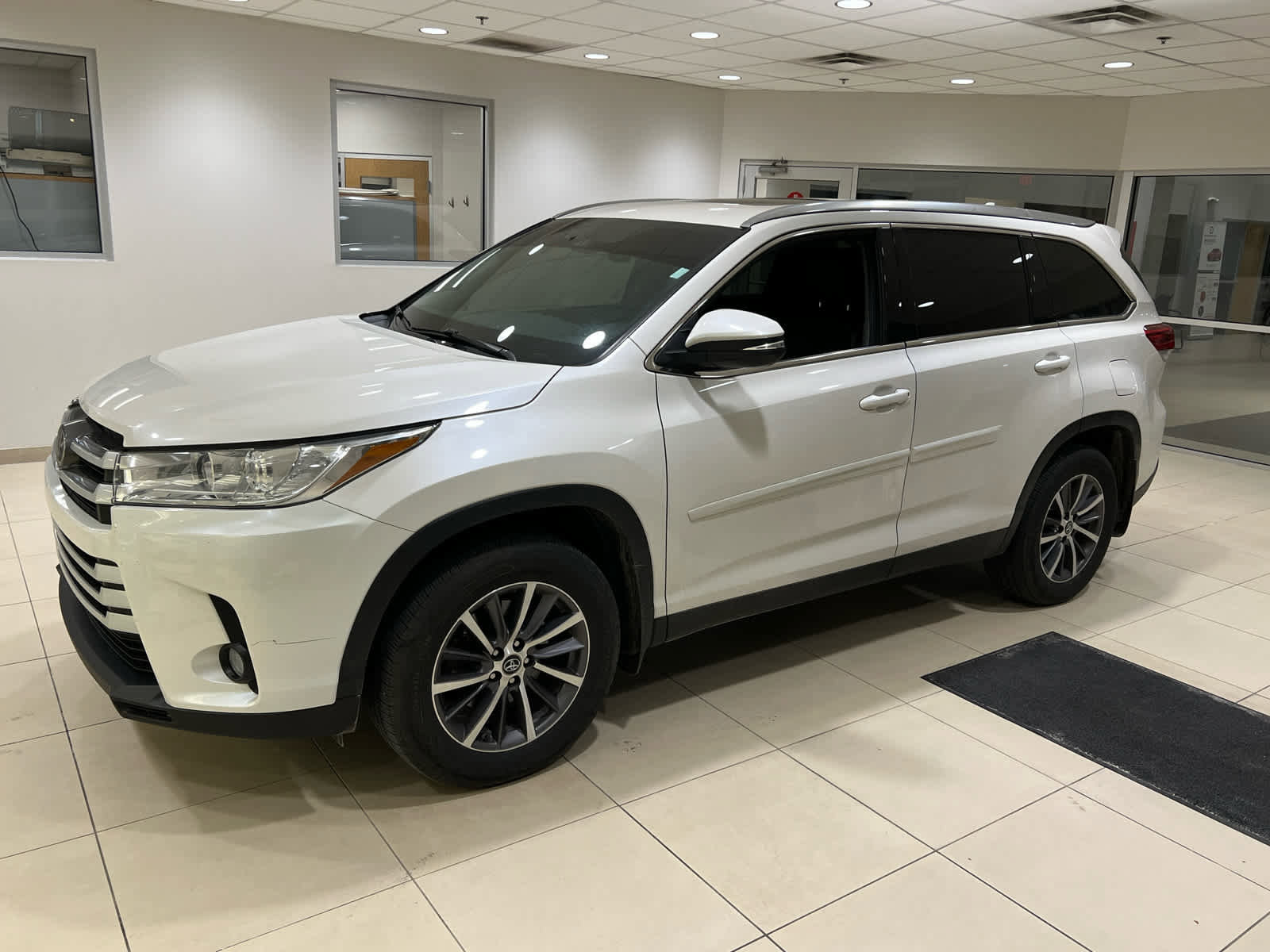 Used 2019 Toyota Highlander XLE w/ Carpet Mat Package (TMS) image 3