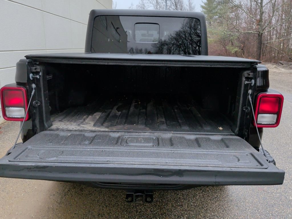 Used 2023 Jeep Gladiator Rubicon w/ Cold Weather Group image 9