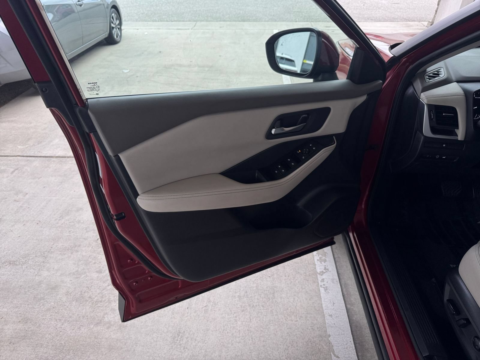 Used 2025 Nissan Rogue SV AWD/4WD image 18