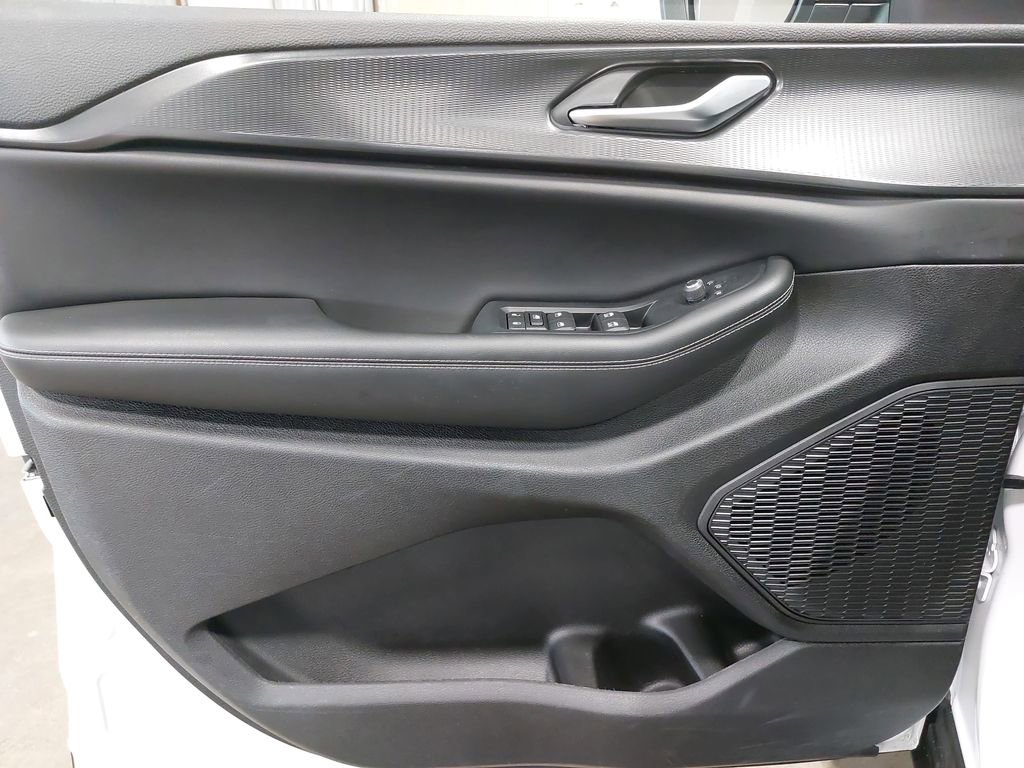 Used 2023 Jeep Grand Cherokee Laredo image 25