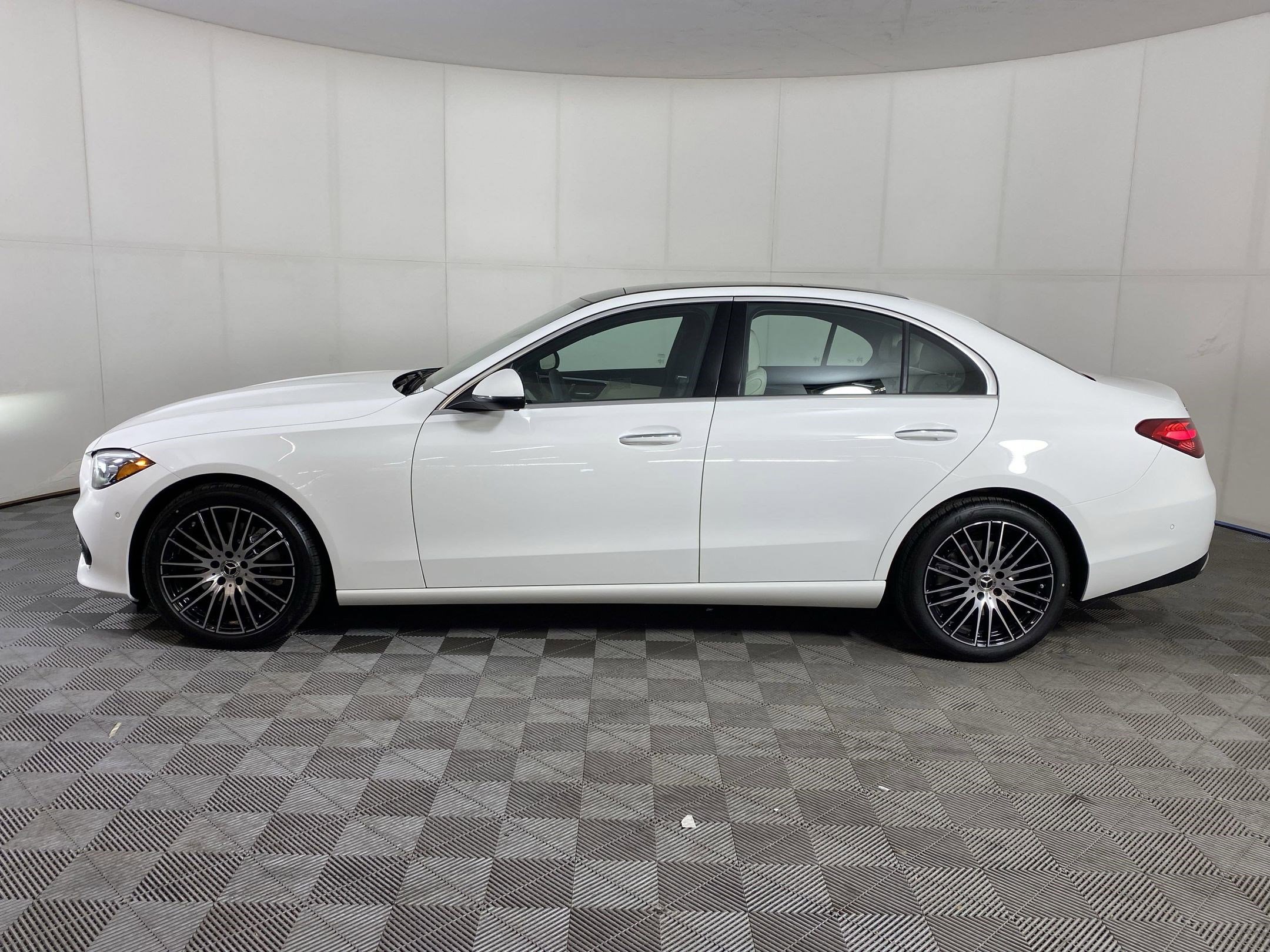 Used 2025 Mercedes-Benz C 300 4MATIC Sedan image 2