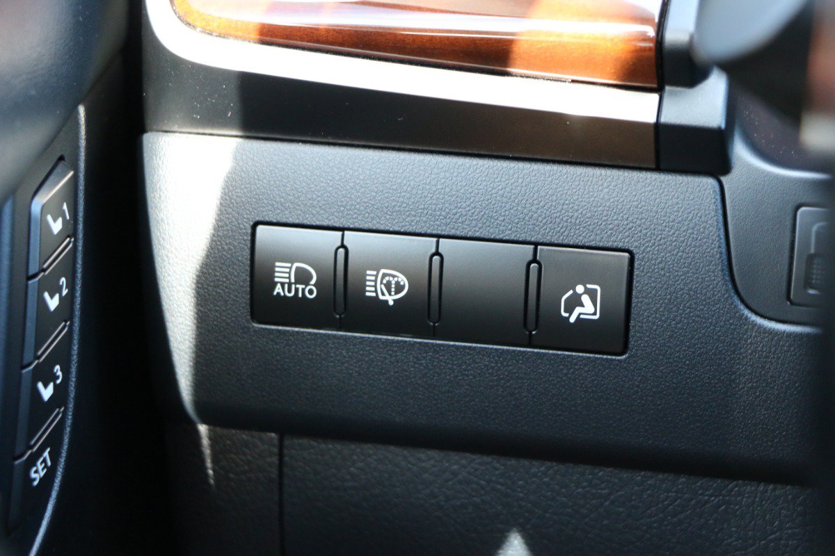 Used 2021 Lexus LX 570 4WD w/ Luxury Package image 22