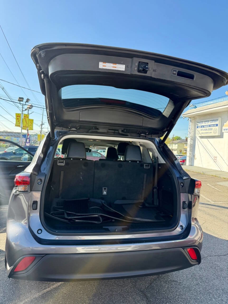 Used 2021 Toyota Highlander XLE AWD/4WD image 19
