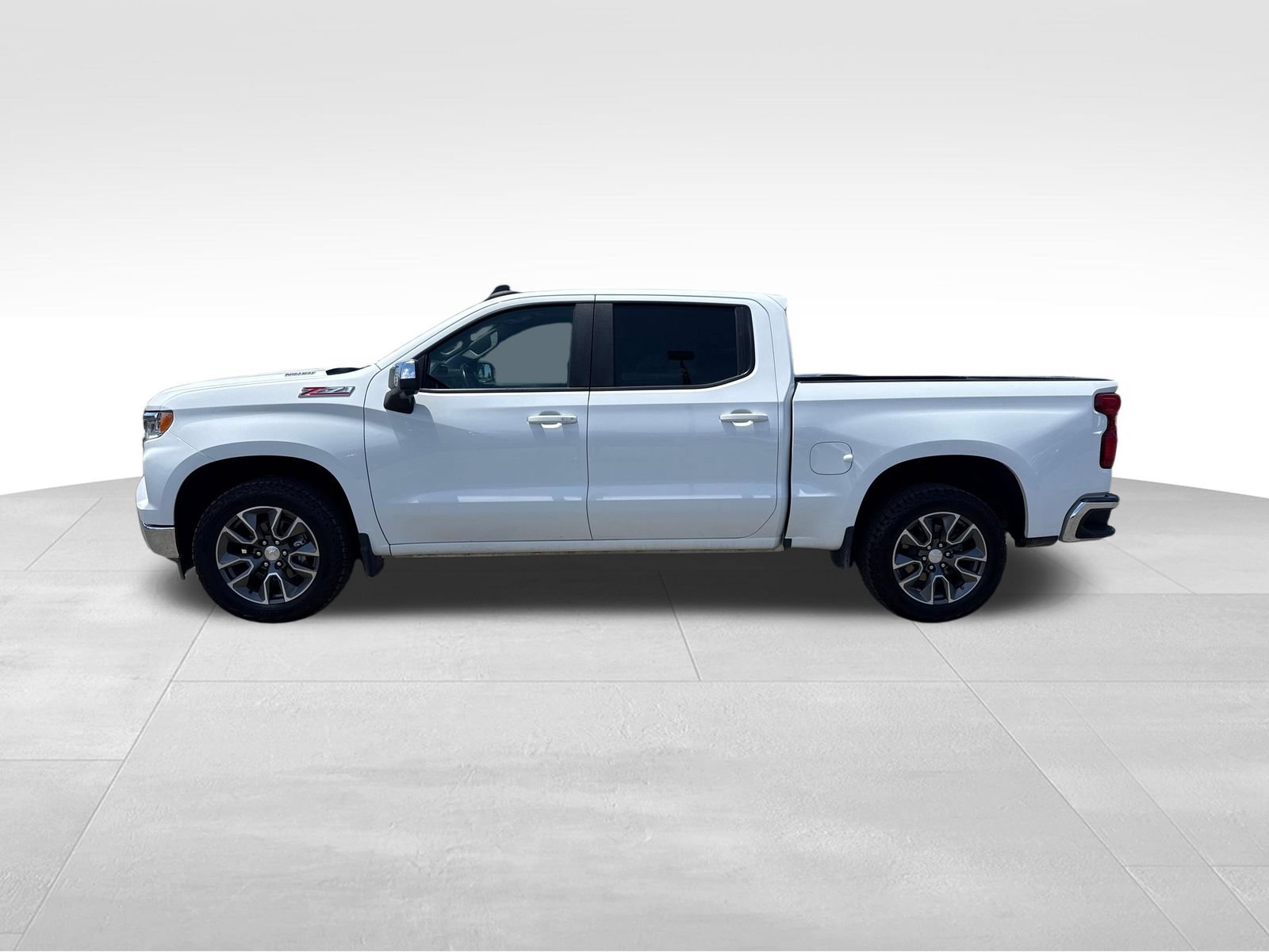 Used 2023 Chevrolet Silverado 1500 LT AWD/4WD image 2