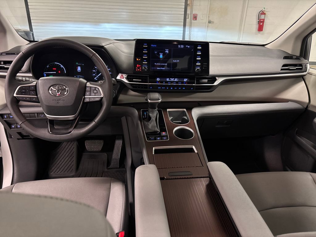Used 2024 Toyota Sienna XLE FWD image 46