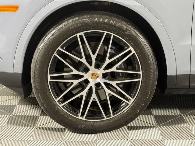 Used 2025 Porsche Cayenne Coupe AWD/4WD image 12