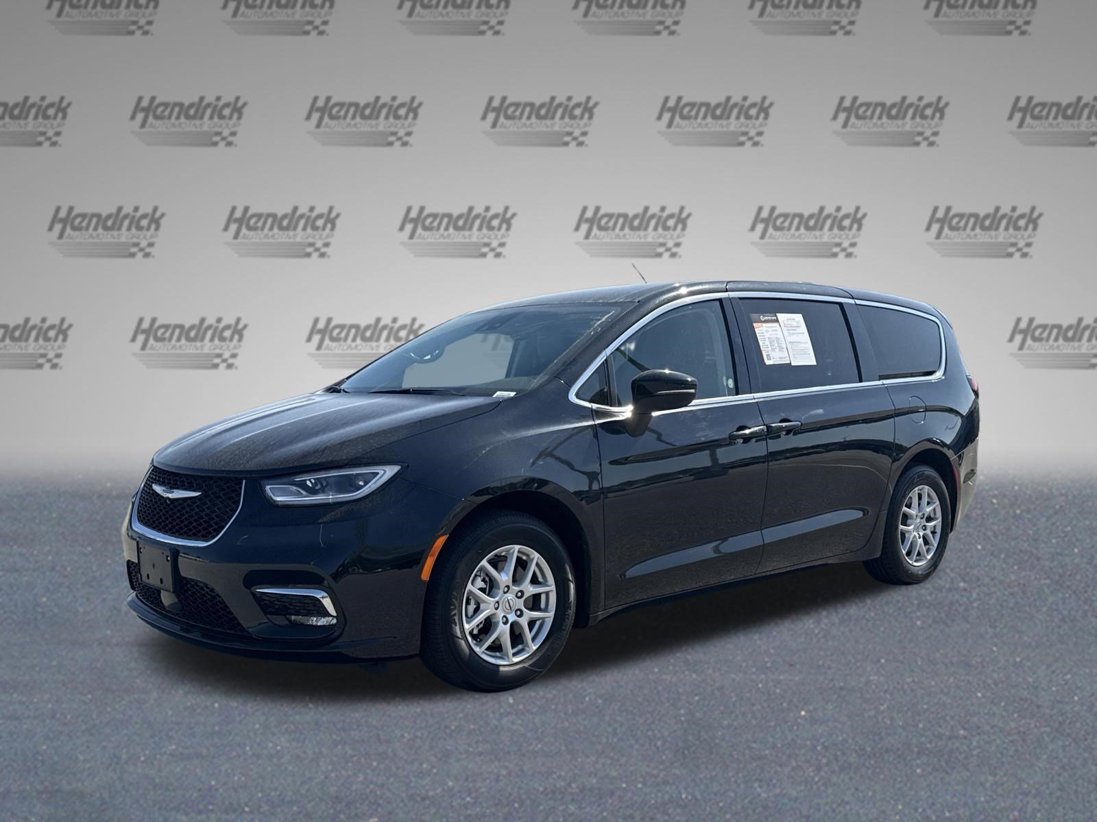Used 2023 Chrysler Pacifica Touring-L FWD image 4