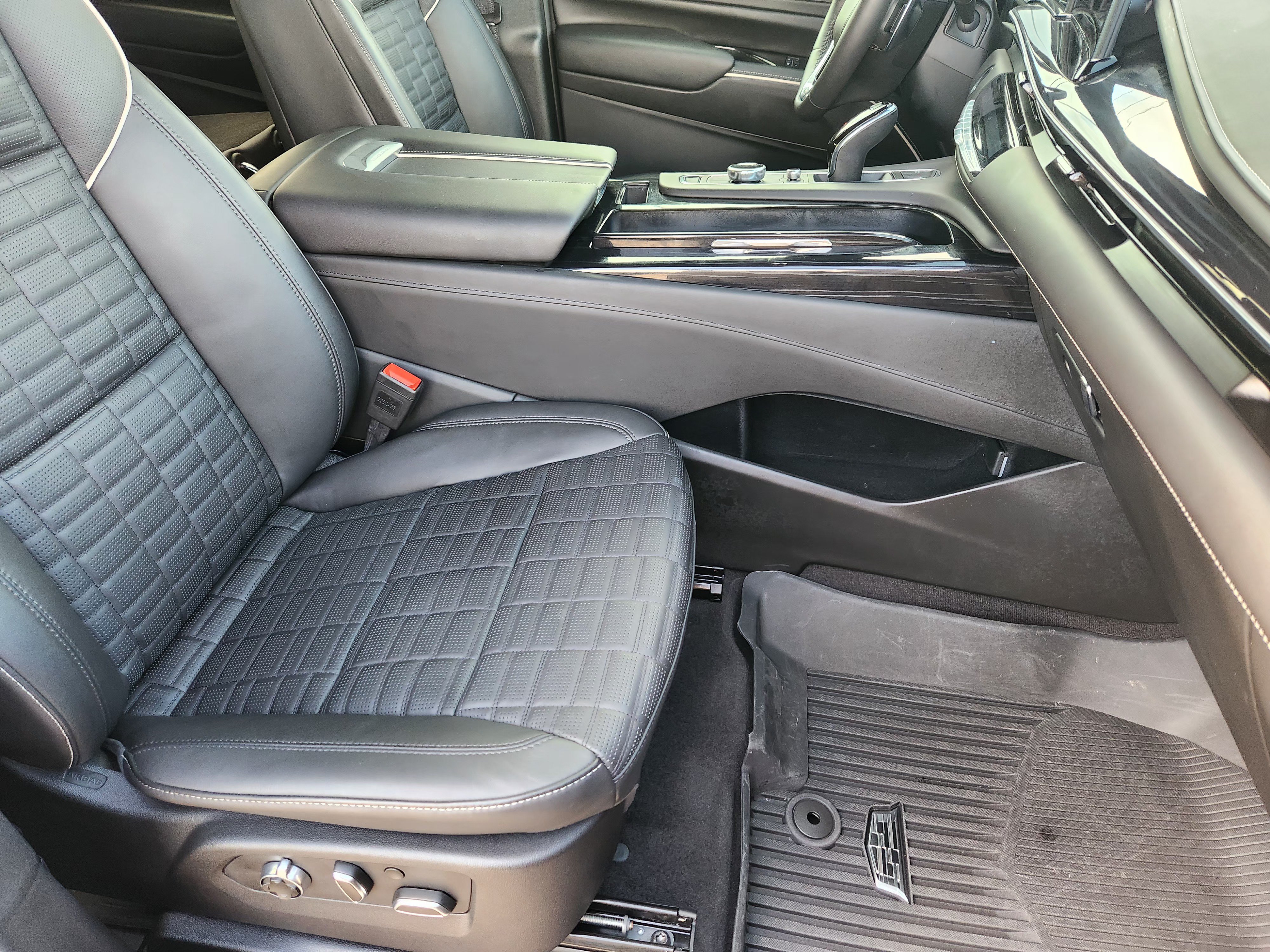 Used 2024 Cadillac Escalade ESV V w/ LPO, ONYX Package AWD/4WD image 15