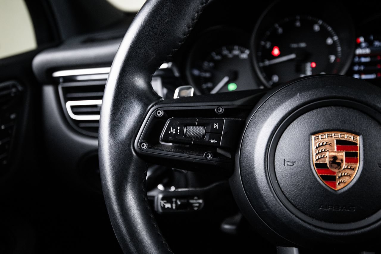 Certified 2023 Porsche Macan AWD/4WD image 17
