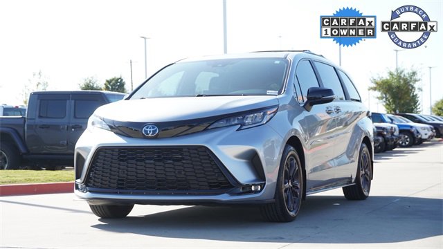 Used 2025 Toyota Sienna XSE w/ XSE Premium Package image 3