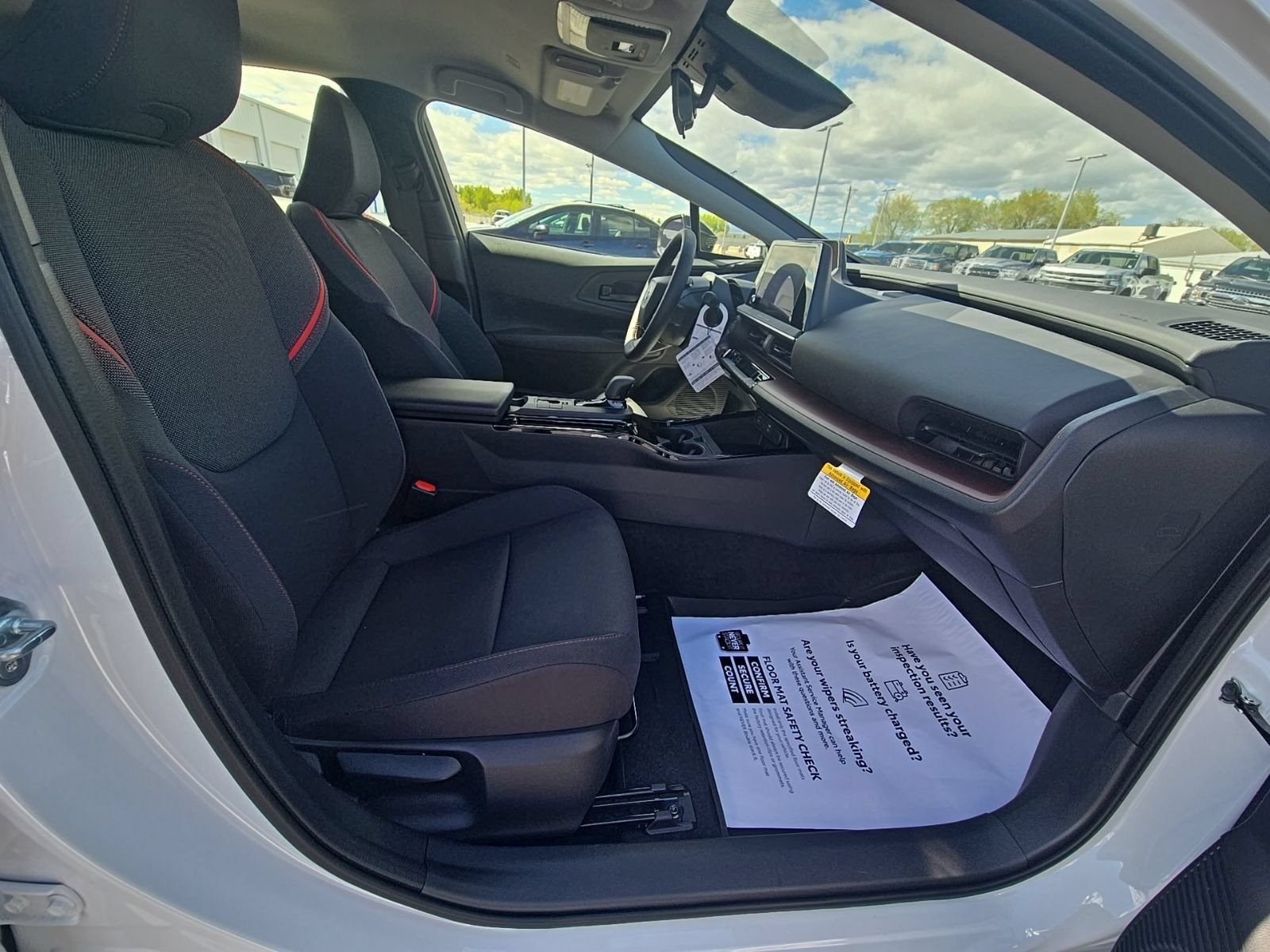 New 2025 Toyota Prius Plug-In Hybrid FWD image 31