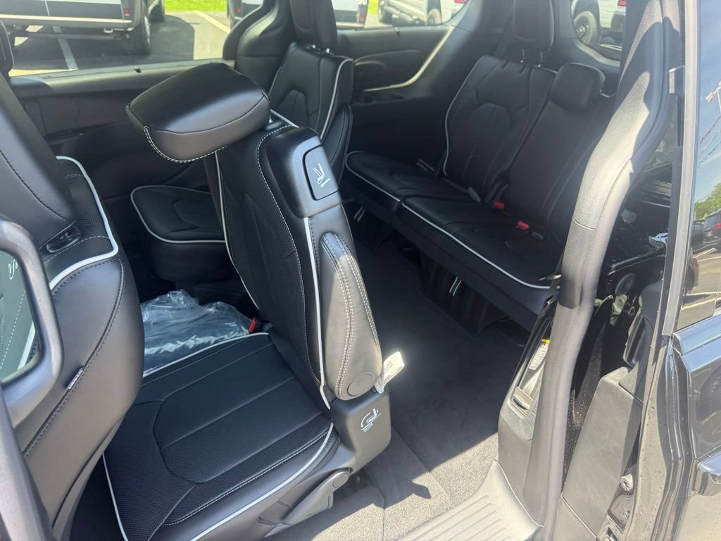 New 2027 Chrysler Pacifica Limited w/ Family Tech Group FWD image 36
