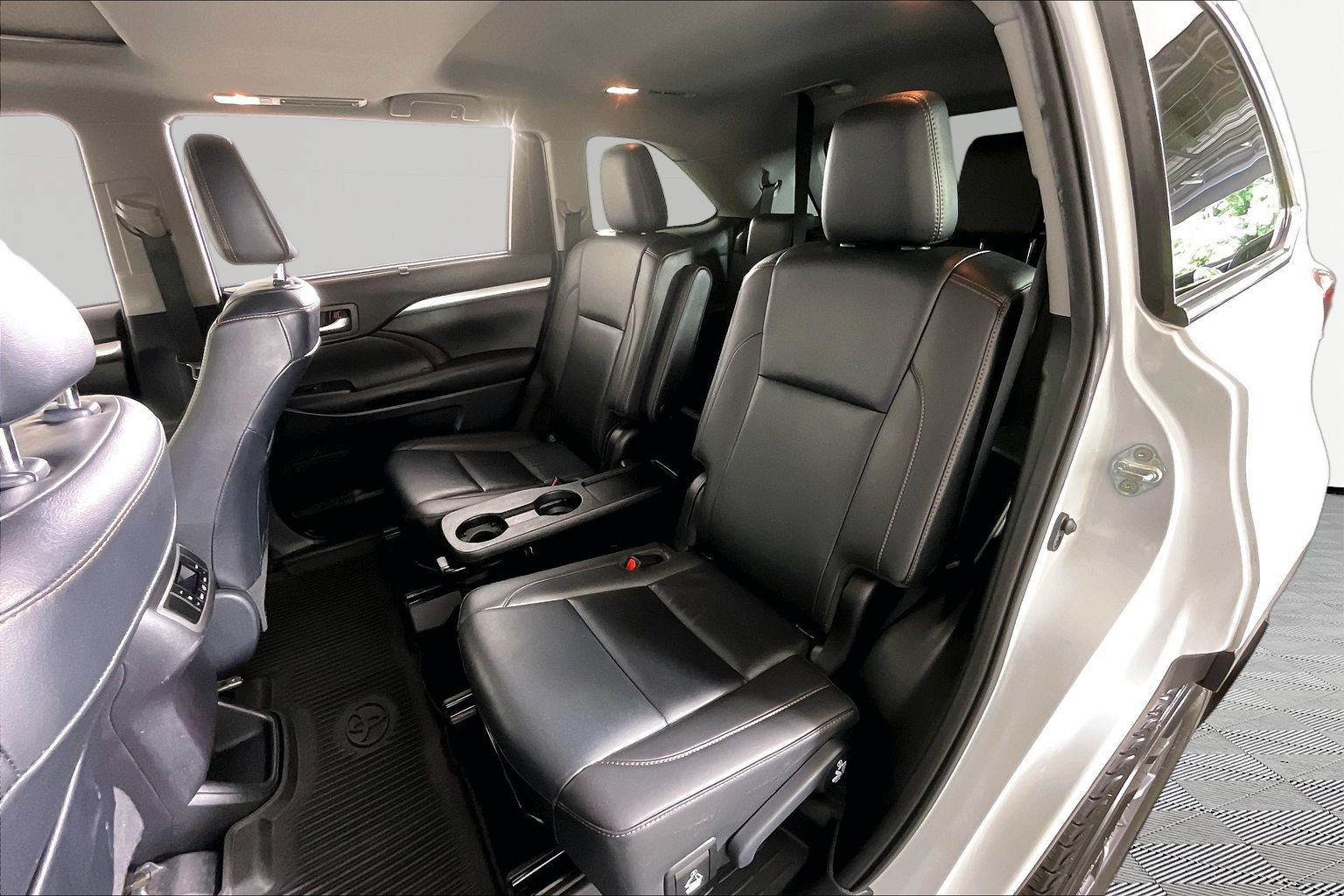 Used 2019 Toyota Highlander XLE AWD/4WD image 24