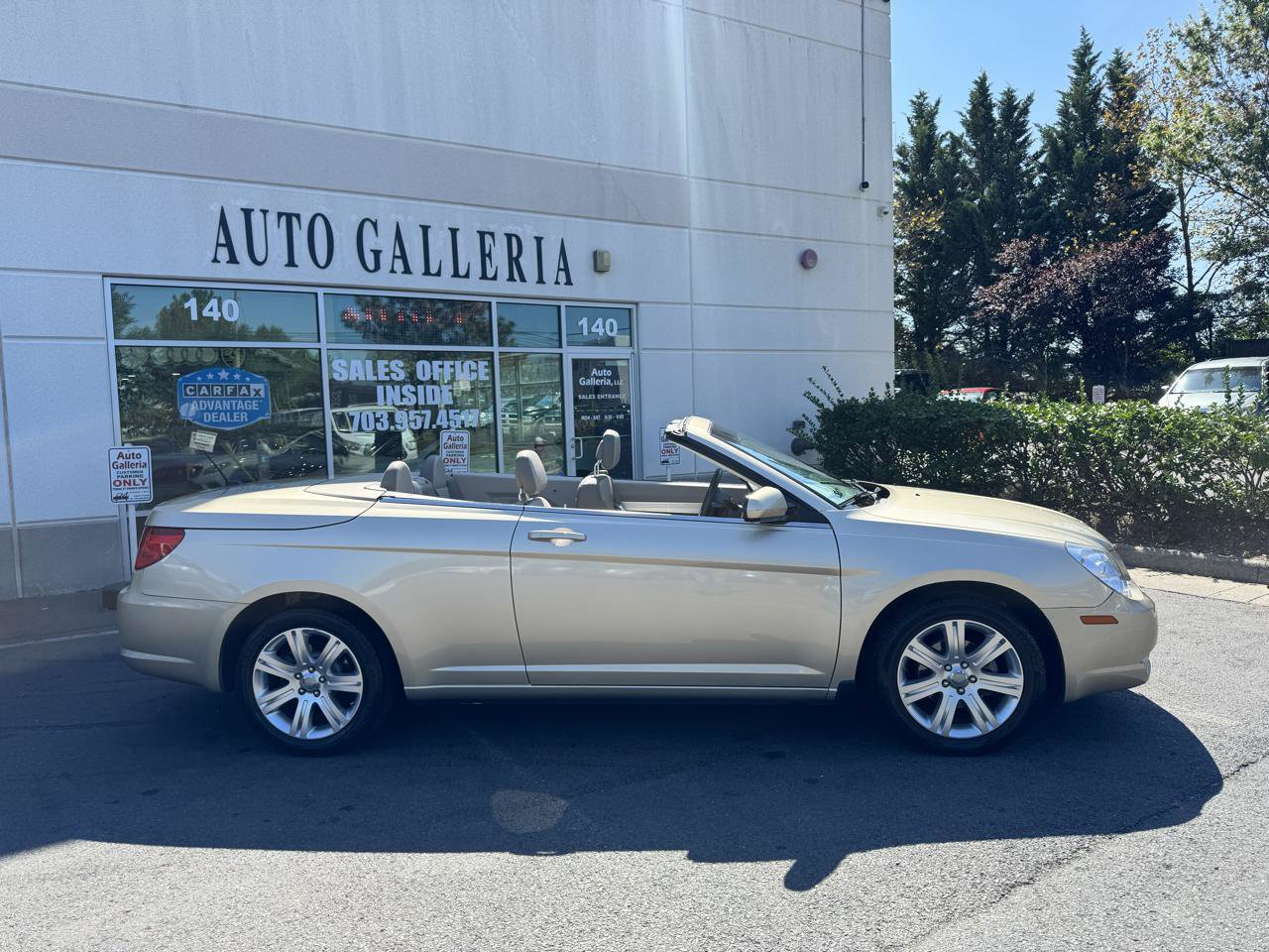 Used 2010 Chrysler Sebring Touring w/ Navigation & Sound Group I FWD image 2