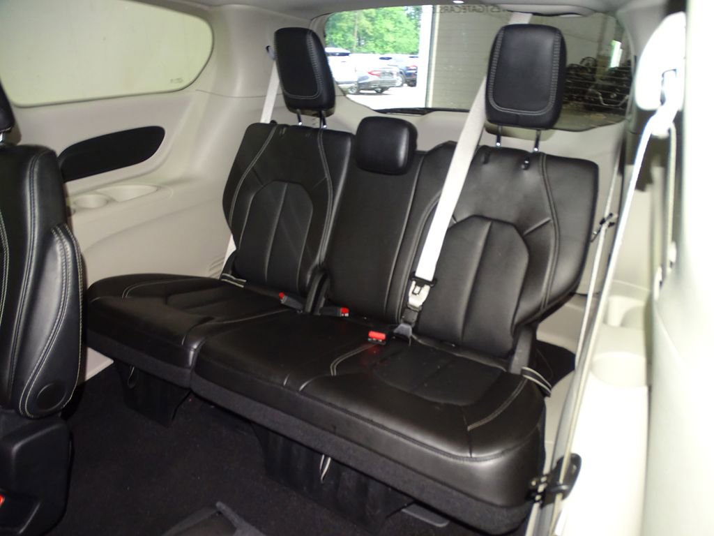 Used 2024 Chrysler Pacifica Touring-L image 13