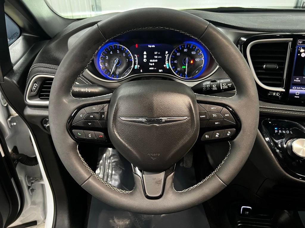 Used 2023 Chrysler Pacifica Touring-L w/ S Appearance Package image 16