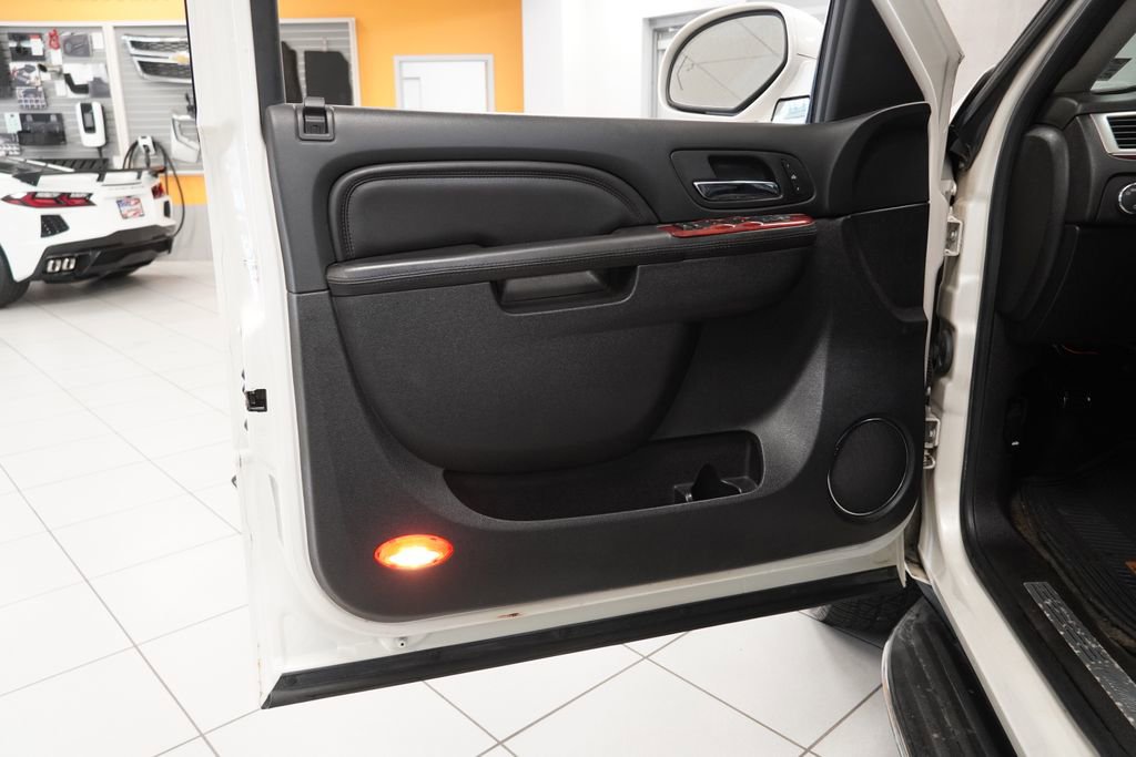 Used 2011 Cadillac Escalade Luxury image 6