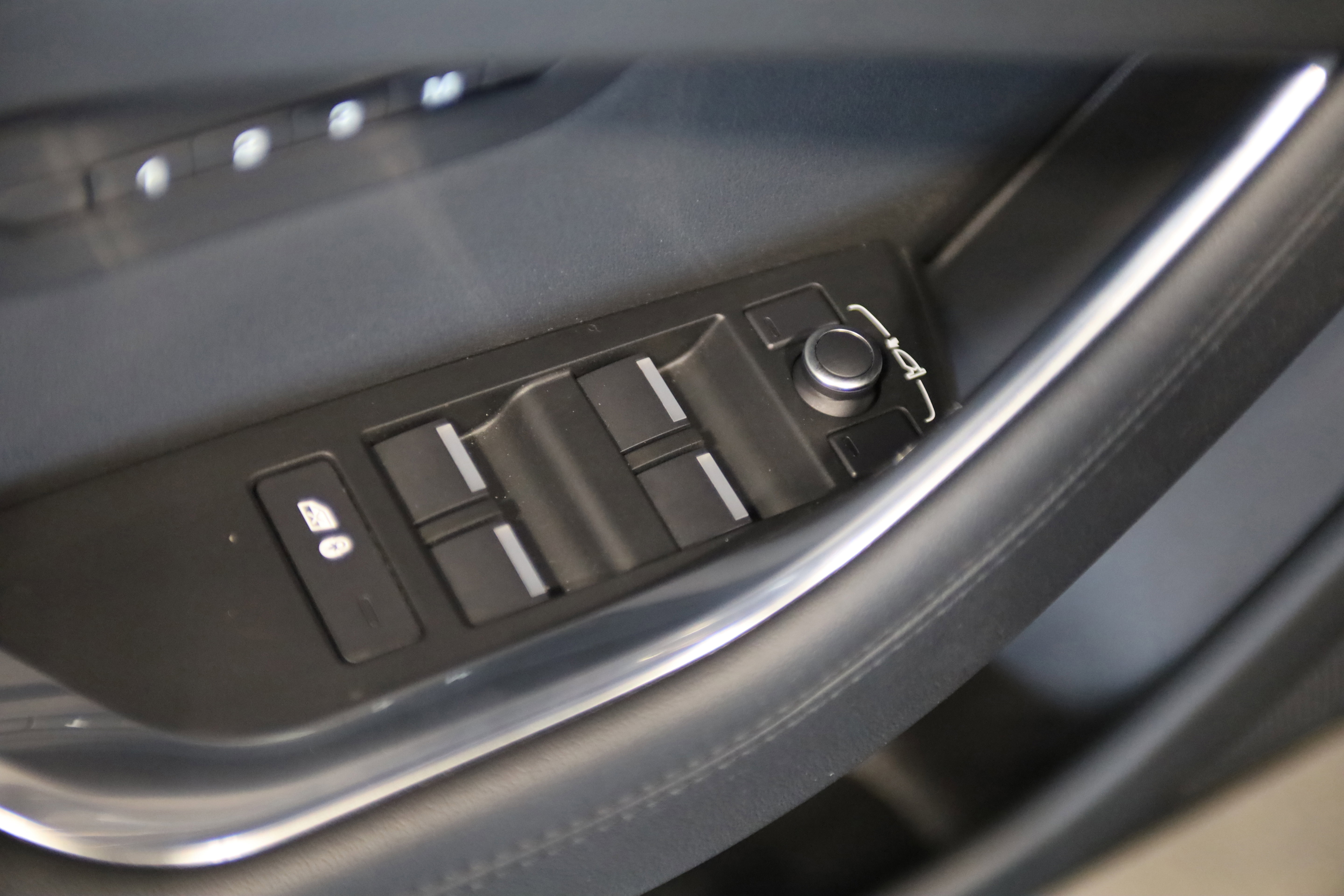 Used 2020 Jaguar XE S image 11