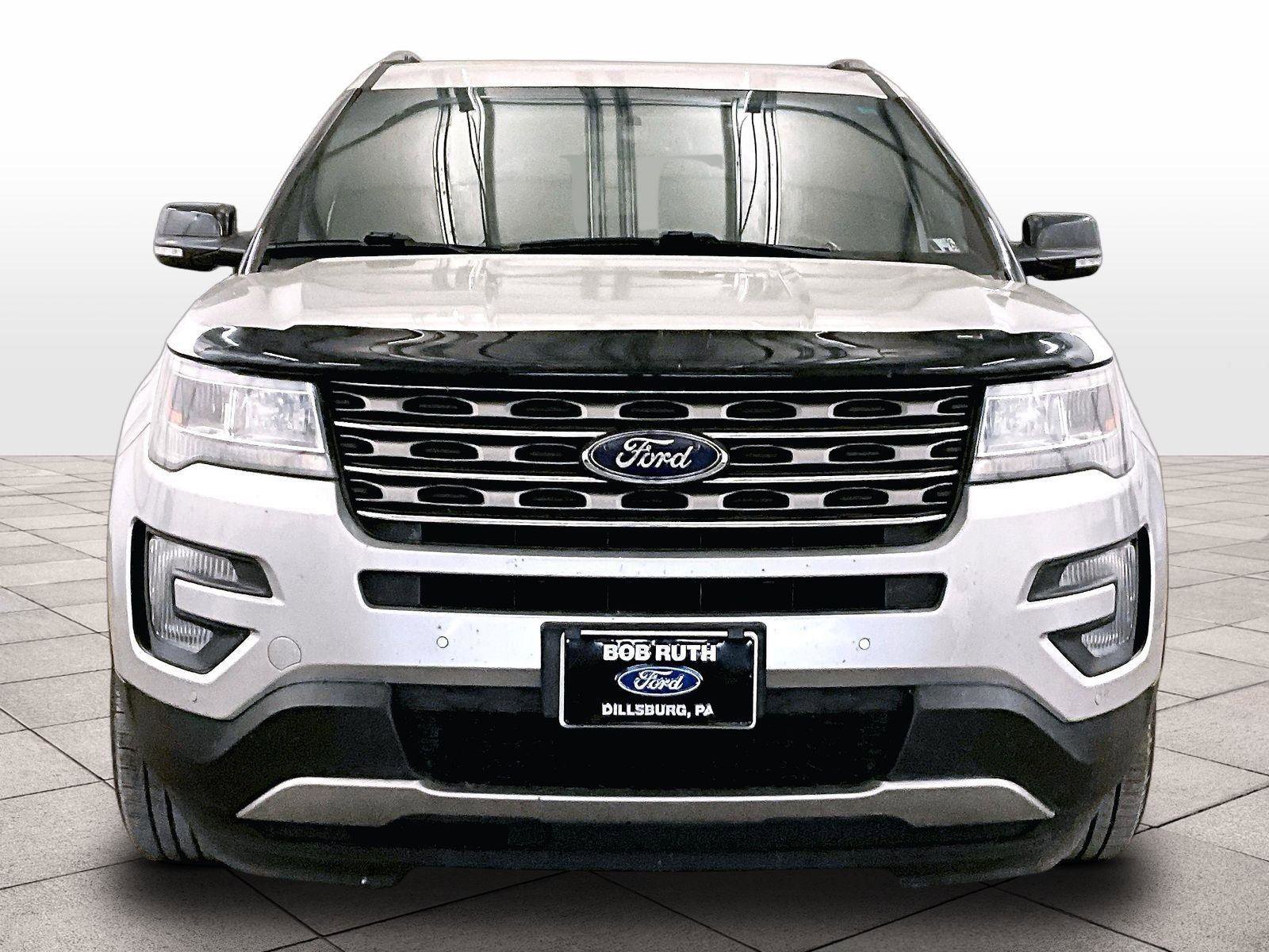 Used 2017 Ford Explorer XLT w/ Equipment Group 202A AWD/4WD image 4