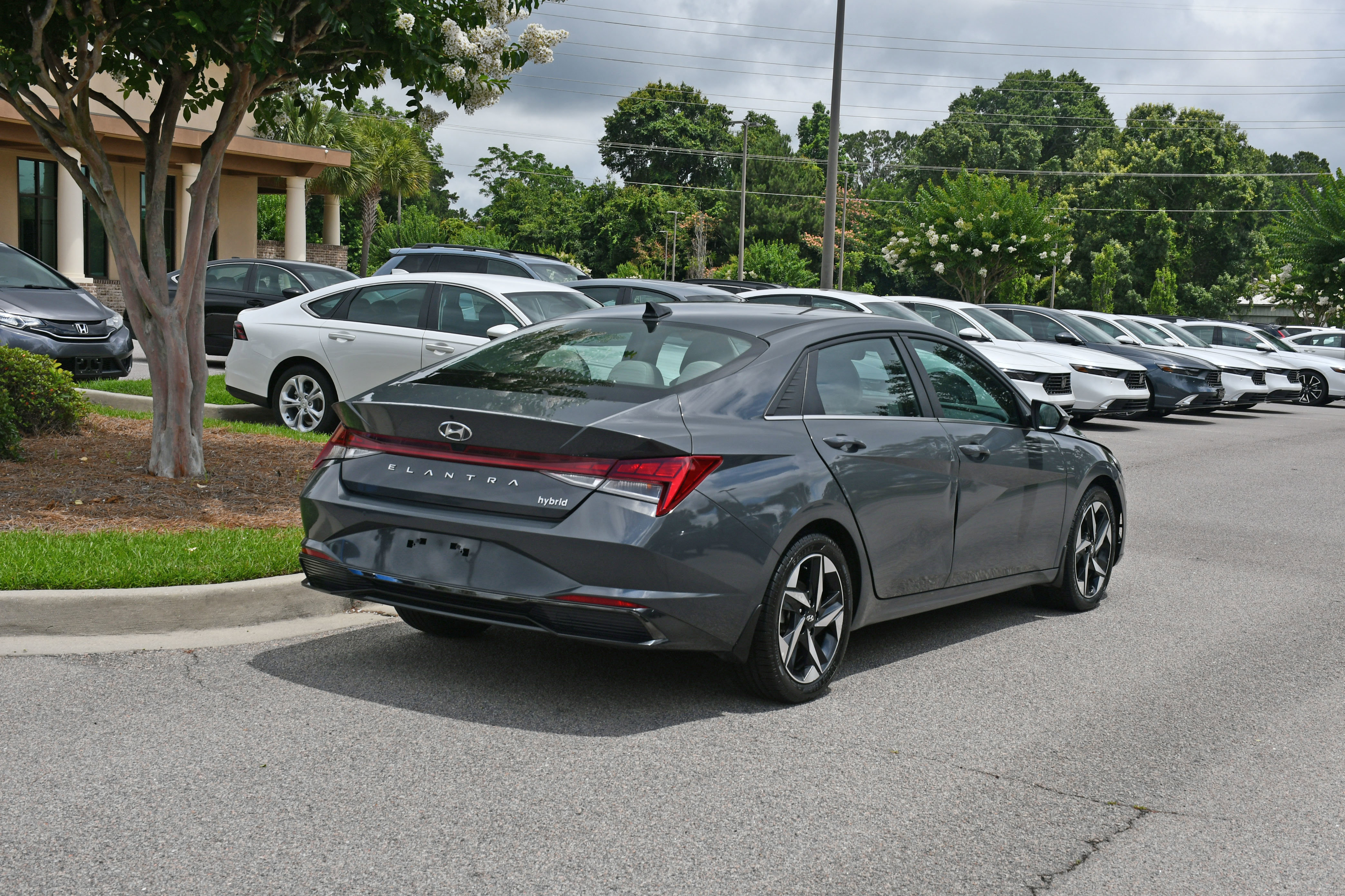 Used 2023 Hyundai Elantra Limited w/ Cargo Package FWD image 4