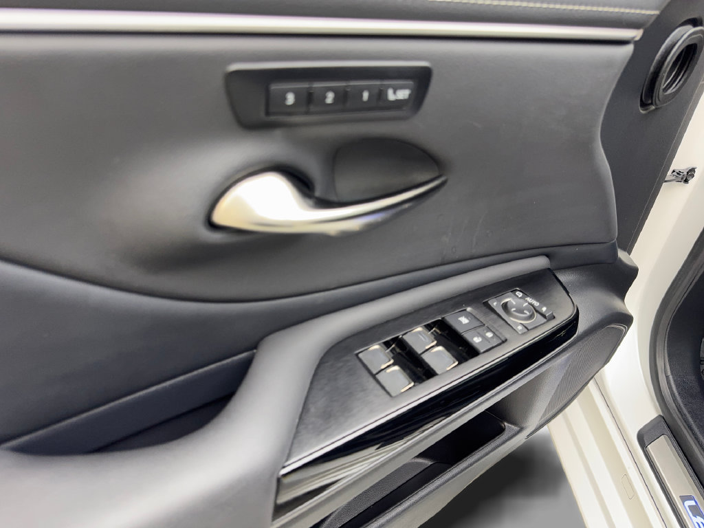 Used 2025 Lexus ES 300h w/ Premium Package FWD image 34