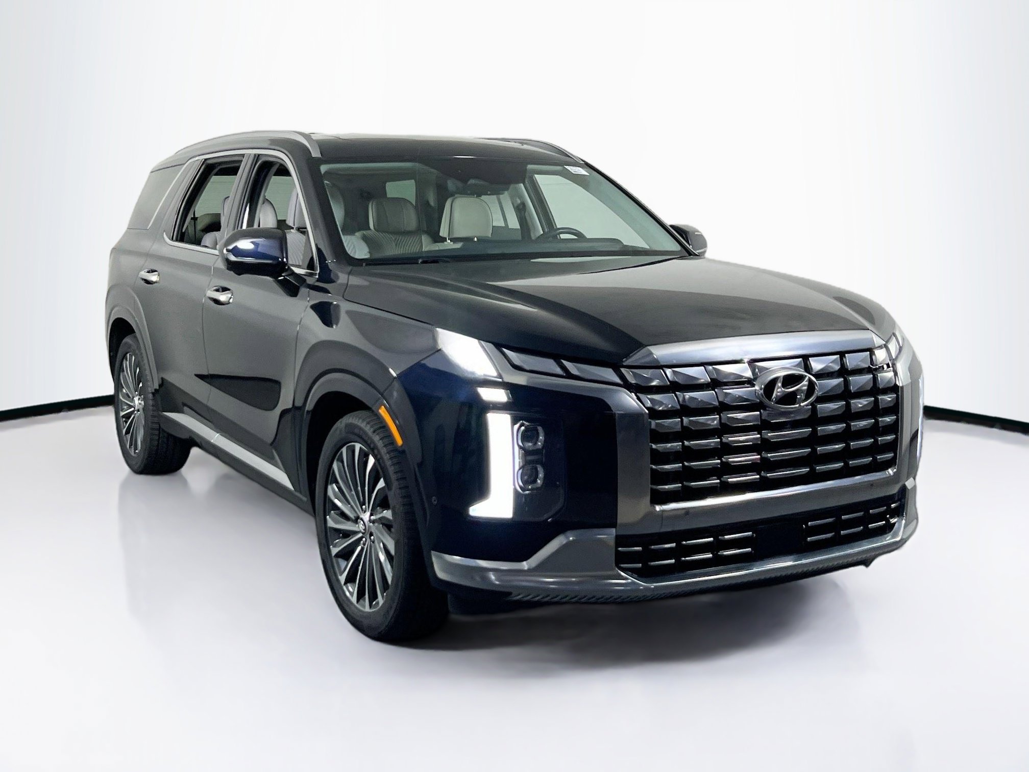 Used 2023 Hyundai Palisade Calligraphy image 3