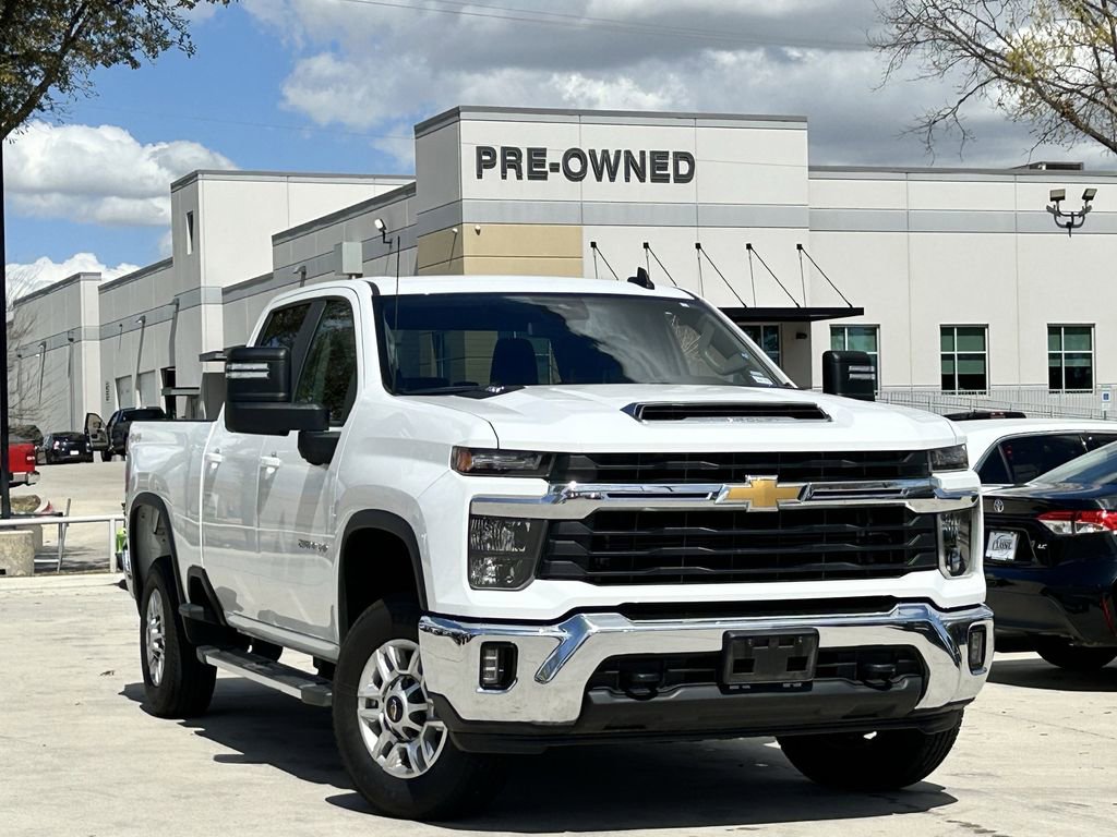 Used 2025 Chevrolet Silverado 2500 LT w/ Convenience Package AWD/4WD image 2