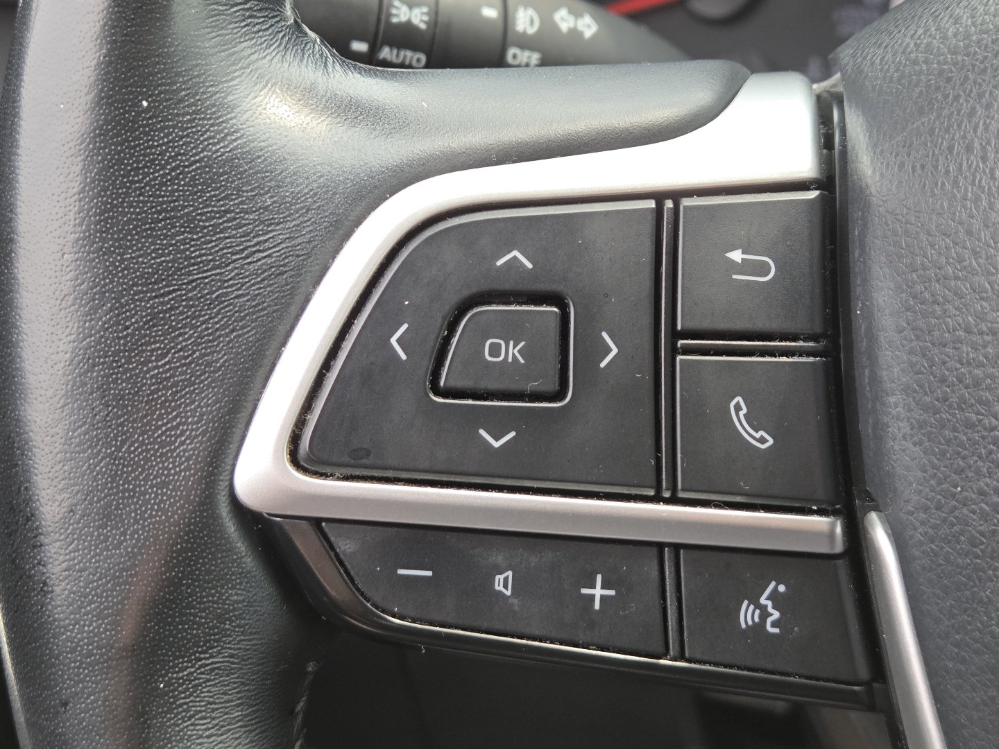 Used 2022 Toyota Highlander LE AWD/4WD image 33