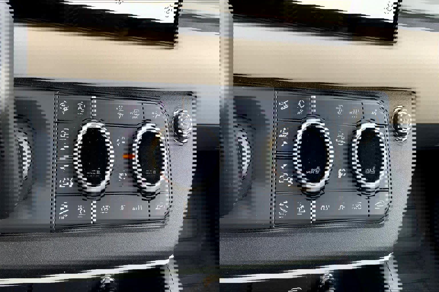 Used 2022 Land Rover Defender 110 X-Dynamic SE image 33