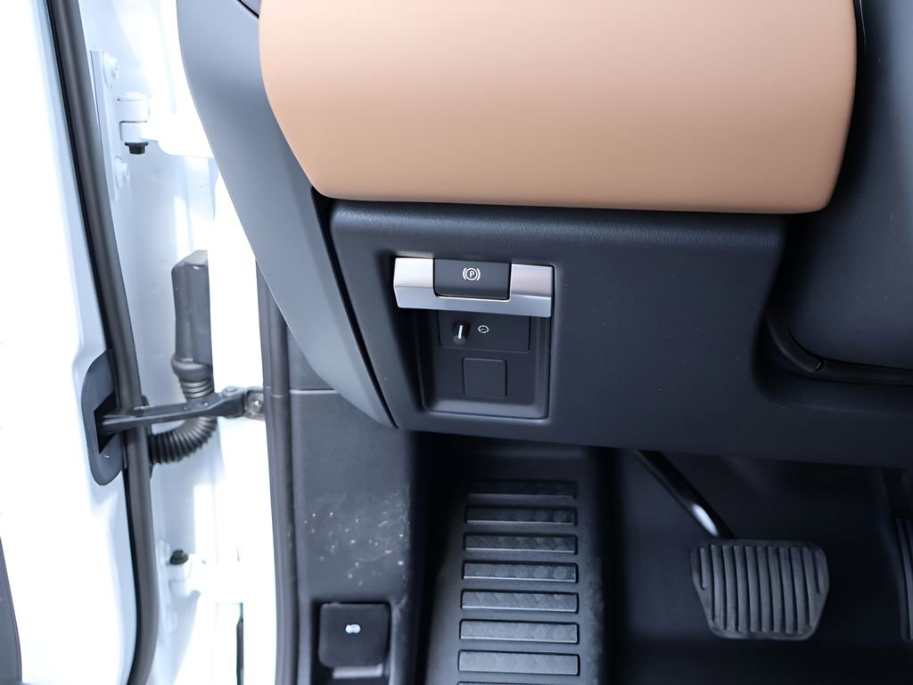 New 2026 Land Rover Defender 110 X-Dynamic SE image 34