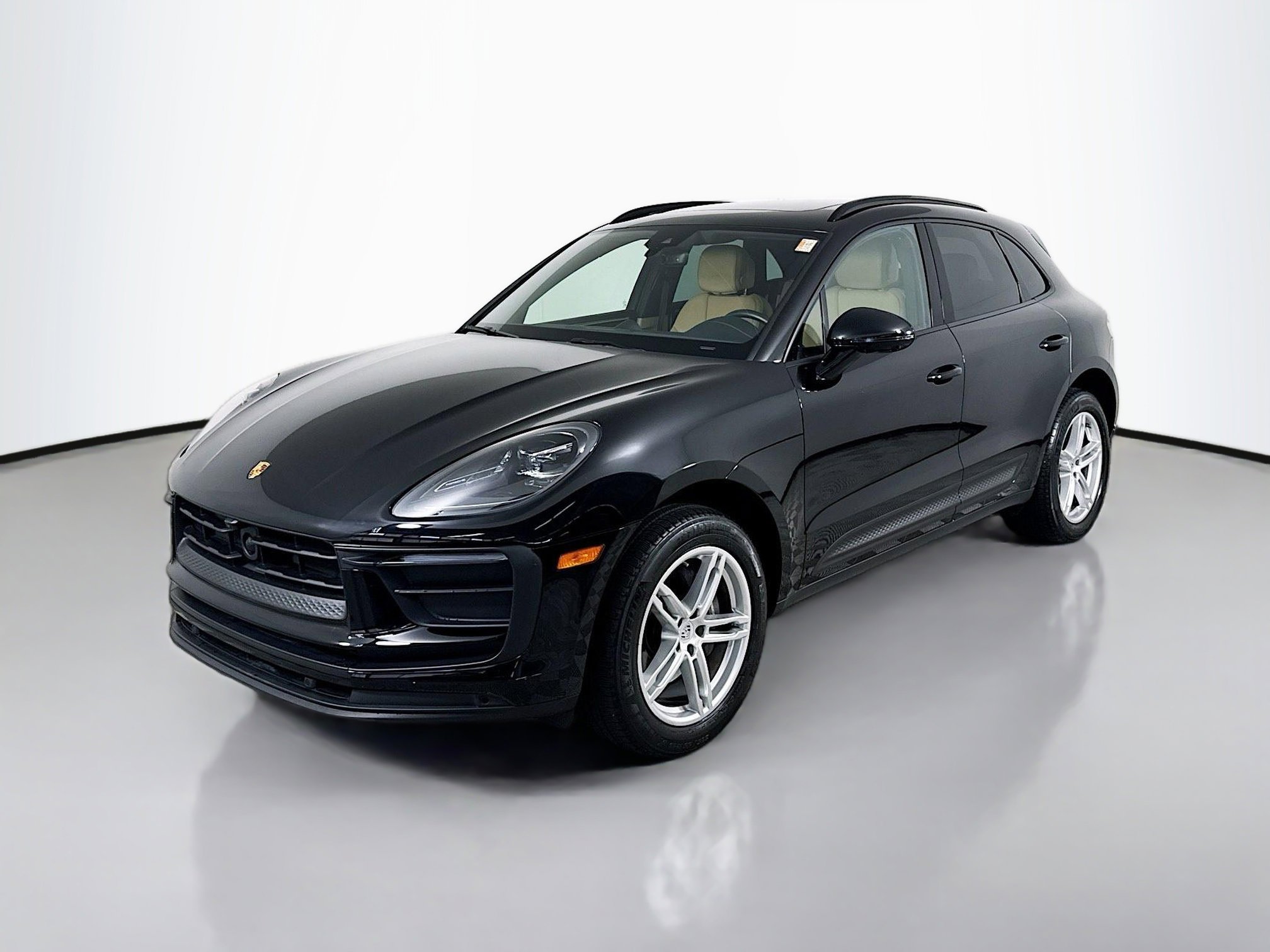 Certified 2024 Porsche Macan image 1